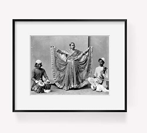 1900 Foto Nautch djevojka ples sa muzičarima accomp. Kalkuta, Indija plesačica koja stoji između dva muzičara, jedan sa bubnjevima, a drugi sa žičanim instrumentom. Lokacija: Indija